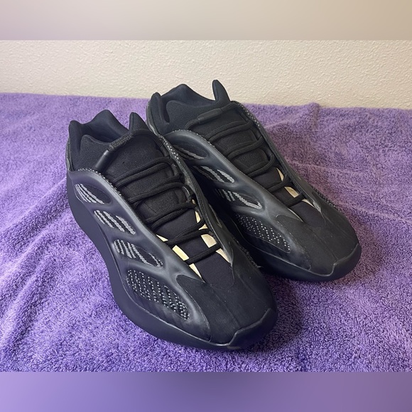 Yeezy Other - YEEZY 700 V3 'Dark Glow' Size 12
